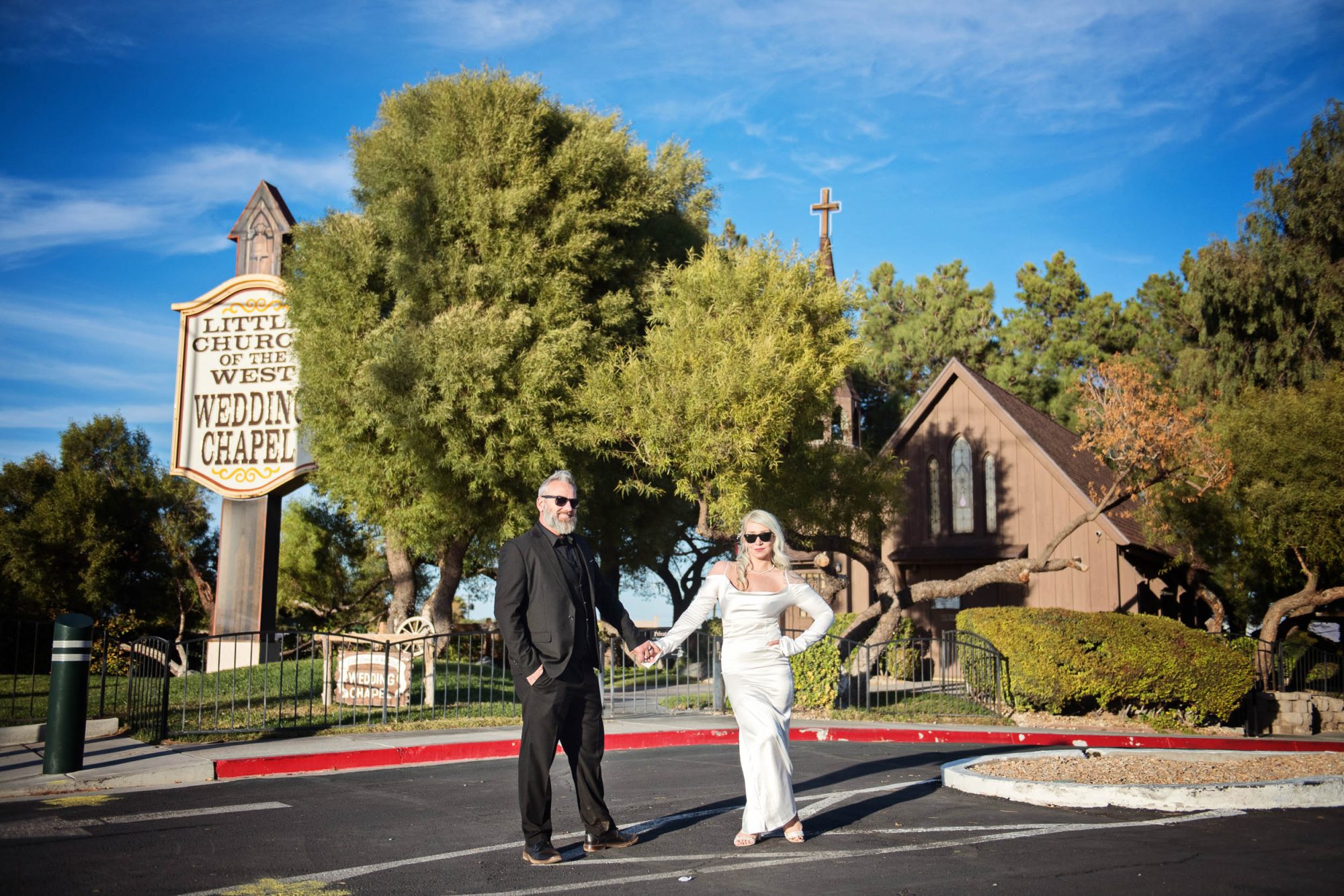 International-Wedding-Photographer-24-of-33_iCRzjQ5W Colour photograph of Little Church of The West Wedding Chapel with bride and groom by International Wedding Photographer Ben Roberts, Blooming Photography,